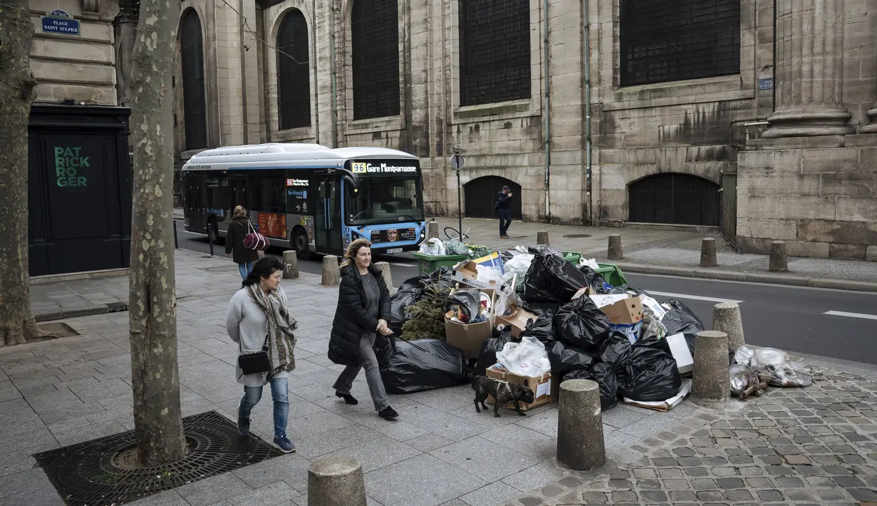 Tumpukan sampah yang tidak diambil terlihat di pinggir jalan di Paris, Prancis, Senin (13/3/2023). Selain sampah yang menumpuk di jalanan, aksi mogok kerja besar-besaran ini menganggu layanan kereta api, memicu sekolah-sekolah diliburkan, dan menghentikan pengiriman bahan bakar. (AP Photo/Lewis Joly)
