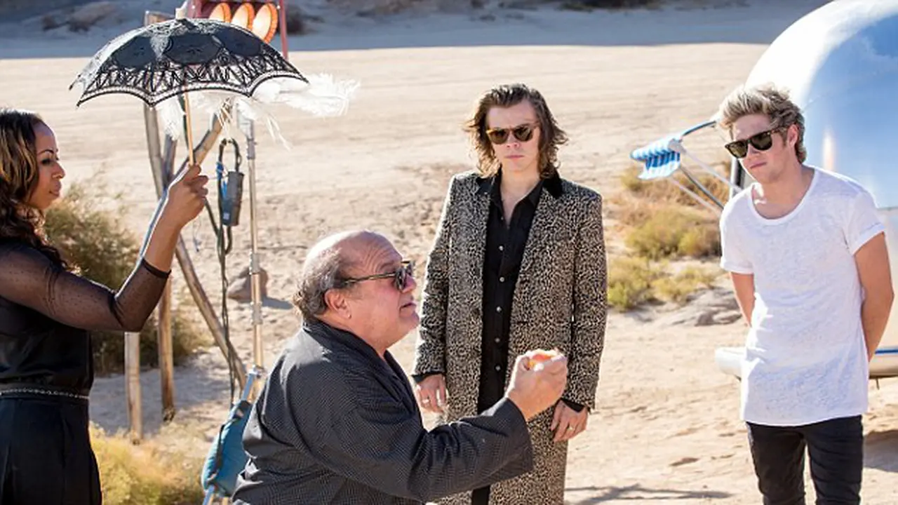 One Direction Syuting Video Bareng Danny DeVito