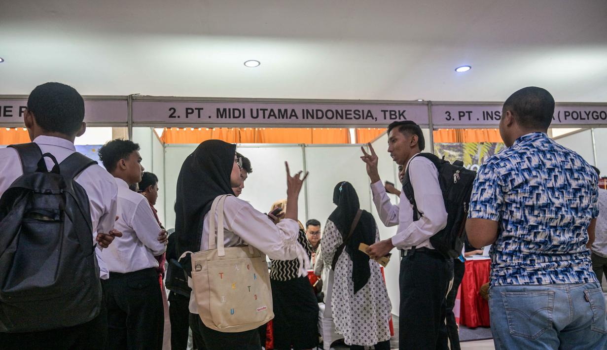 Acara ini diselenggarakan oleh Dinas Perindustrian dan Tenaga Kerja (Disperinaker) Kota Surabaya hingga 26 November 2025. Tampak dalam foto, para penyandang disabilitas menunggu untuk menyerahkan formulir lamaran mereka dalam bursa kerja yang diselenggarakan pemerintah daerah di Surabaya, Jawa Timur, pada Selasa 25 November 2025. (JUNI KRISWANTO/AFP)