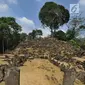 Sejumlah batu tersebar di kawasan Situs Megalitikum Gunung Padang, Kabupaten Cianjur, Jawa Barat, Minggu (11/8/2019). Libur Idul Adha 2019 dimanfaatkan warga sekitar Jabotabek dan Bandung untuk mengunjung situs megalitik terbesar di Asia Tenggara tersebut. (merdeka.com/Arie Basuki)