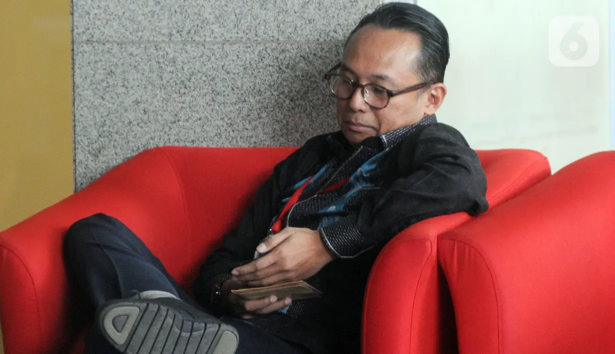 Anggota DPR dari Fraksi PDIP Junico Siahaan alias Nico Siahaan menunggu pemeriksaan penyidik KPK di Jakarta, Selasa (29/10/2019). Nico Siahaan diperiksa dalam penyidikan kasus Tindak Pidana Pencucian Uang (TPPU) dengan tersangka mantan Bupati Cirebon, Sunjaya Purwadisastra. (merdeka.com/Dwi Narwoko)
