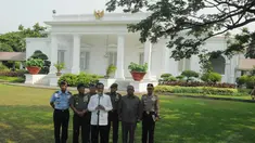 Presiden Jokowi memanggil panglima TNI dan kepolisian ke Istana Merdeka, Jakarta, Rabu (22/10/14). (Liputan6.com/Herman Zakharia)