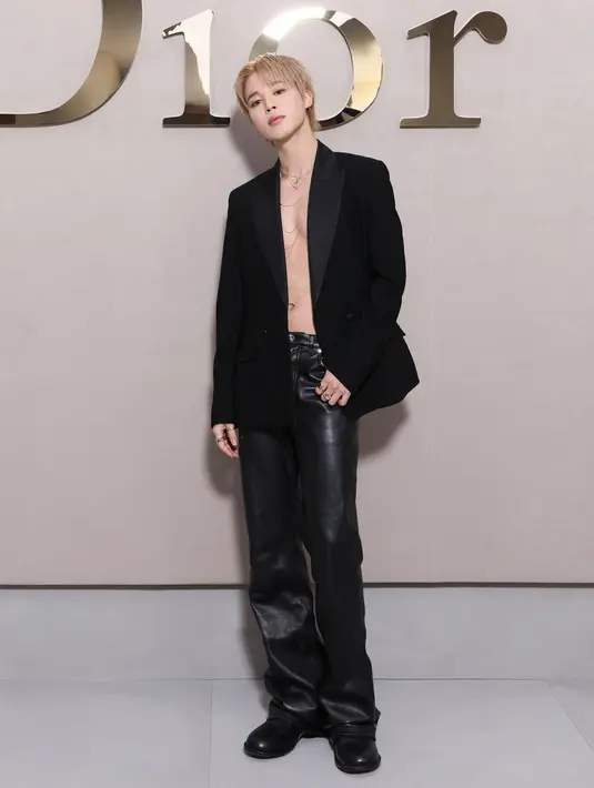 Jimin BTS tampil memikat dengan blazer hitam tanpa kemeja. Tampilan shirtless Jimin makin menggoda dengan leathers pants dan kalung emas berlayer [Dior]