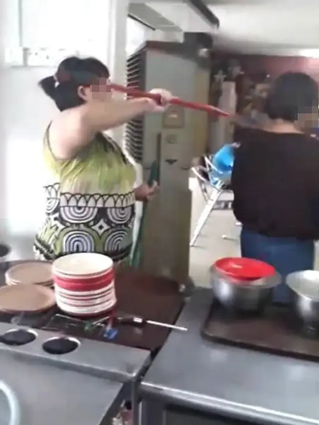 Pukul Orang Tua Dengan Sapu, Gadis Ini Bikin Geram Netizen