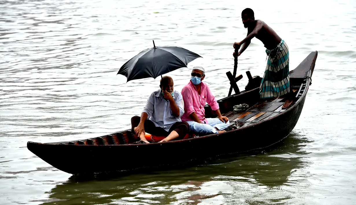 Sejumlah orang bepergian menggunakan perahu di Dhaka, Bangladesh (10/9/2020). Bangladesh pada Kamis (10/9) melaporkan 1.892 kasus baru COVID-19 dan 41 kematian baru, menambah jumlah kasus menjadi 332.970 dan jumlah kematian di angka 4.634. (Xinhua)