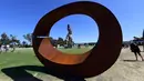 Patung karya seniman David Ball ditampilkan di pameran "Sculpture by the Sea" di dekat pantai Bondi di Sydney (19/10). Patung David Ball ini menjadi pemenang dari sekian patung yang ditampilkan. (AFP Photo/Saeed Khan)