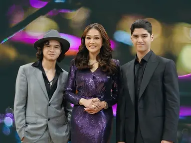 Al Ghazali dan Dul Jaelani mendampingi Maia Estianty di AMI Awards. (Foto: Instagram/ maiaestiantyreal)