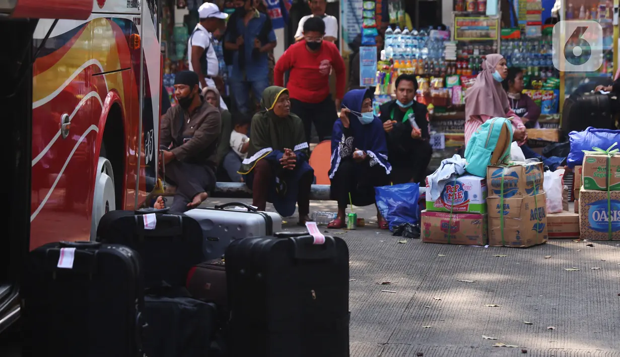 Calon penumpang menunggu jadwal keberangkatan bus di Terminal Tipe A Poris Plawad, Kota Tangerang, Banten, Jumat (21/5/2021). Terminal tersebut kembali beroperasi dan memberangkatkan bus antar kota antar provinsi (AKAP) setelah berakhirnya masa larangan mudik Lebaran. (Liputan6.com/Angga Yuniar)