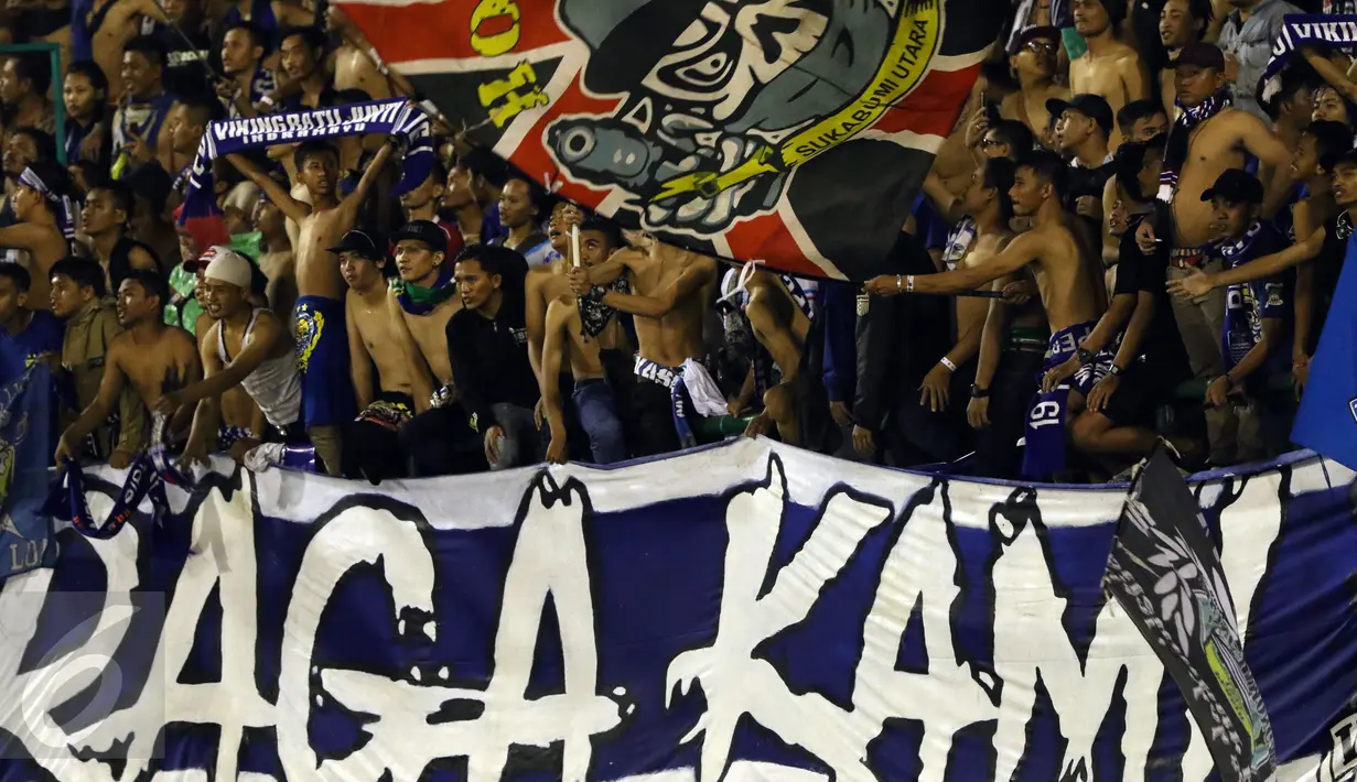Suporter tim Maung Bandung bersorak saat menyaksikan laga Persib melawan Mitra Kukar FC di babak 8 besar Piala Presiden 2017 di Stadion Manahan, Solo, Sabtu (25/2). Persib unggul 3-2 dan lolos ke semifinal. (Liputan6.com/Helmi Fithriansyah)