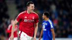 Pemain Nottingham Forest, Chris Wood, melakukan selebrasi setelah mencetak gol ke gawang Leicester City pada pertandingan Liga Inggris, Sabtu di Stadion King Power (26/10/2024). Chris Wood mencetak dua gol. (Mike Egerton/PA via AP)