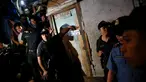 Petugas berjaga di luar rumah yang dikenal sebagai sarang peredaran obat-obatan terlarang di Manila, Filipina, (1/11).  Menurut keterangan polisi dan saksi mata, terdapat lima orang yang tewas ditembak oleh orang tak dikenal. (REUTERS/Damir Sagolj)