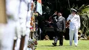 Kunjungan ini juga merupakan balasan atas kunjungan Albanese ke Indonesia pada Mei 2025 lalu, tepat sehari setelah ia terpilih kembali sebagai PM Australia. Tampak dalam foto, Presiden Indonesia Prabowo Subianto (kedua dari kanan) memberi hormat kepada pasukan kehormatan di Admiralty House di Sydney, Australia, pada Rabu 12 November 2025. (BIANCA DE MARCHI/POOL/AFP)