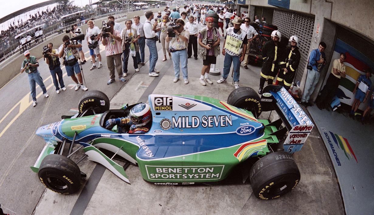 Pada tahun 1994, Schumacher bersama tim Benetton melakukan kontroversi akibat penggunaan traction control ilegal yang menguntungkan ketika melakukan pit stop. Hal ini akhirnya terungkap ketika GP Brasil. Akibat tindakannya ini tim Benetton dikenai sanksi denda oleh FIA. (Foto: AFP/Antonio Scorza)