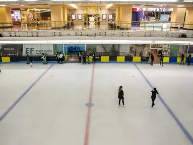 Pengunjung  bermain es skating di mal Taman Anggrek, Jakarta, Senin (21/12/2020). Anies Baswedan menginstruksikan melalui Seruan Gubernur nomor 17 tahun 2020 agar kegiatan usaha seperti restoran, pusat perbelanjaan diharapkan berhenti beroperasi pukul 19.00 WIB. (Liputan6.com/Faizal Fanani)