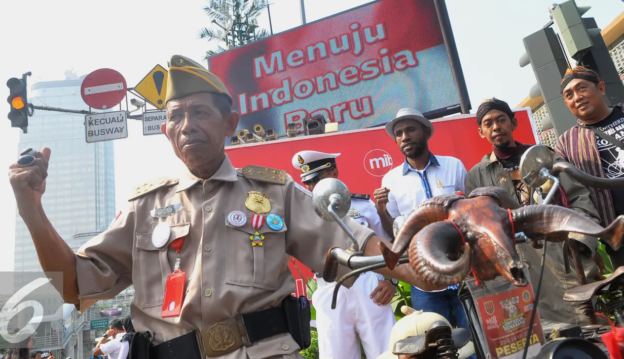 Sejumlah warga mengenakan atribut khusus melakukan aksi di sekitar lokasi Ledakan Thamrin, Jakarta, Minggu (17/1/2016). Mereka mengajak seluruh warga Jakarta untuk tidak takut pada teroris (Liputan6.com/Faisal R Syam)