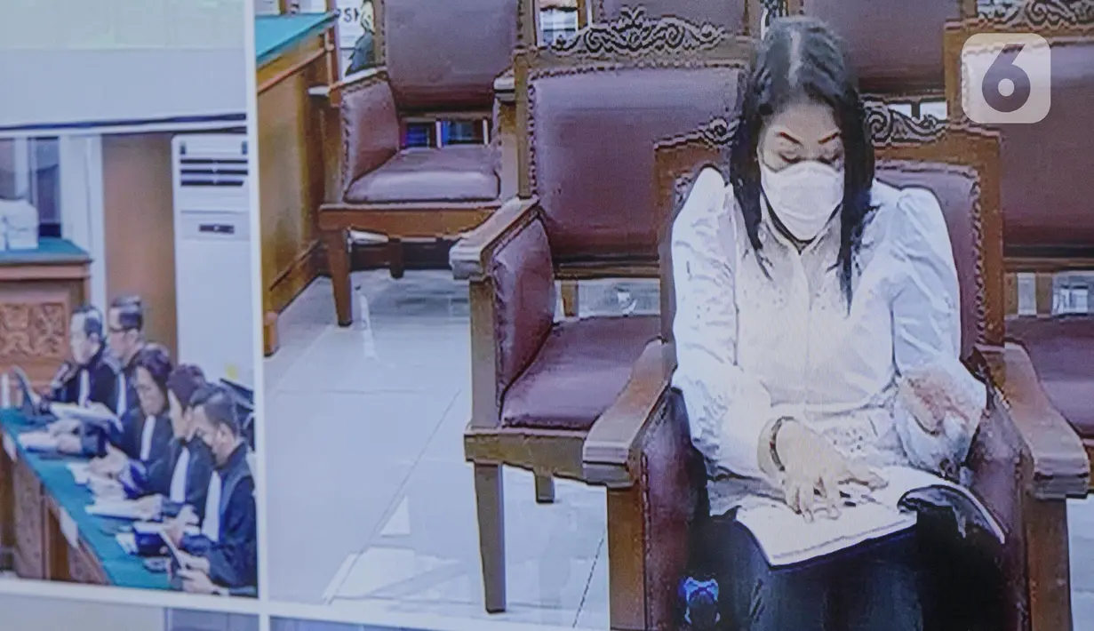 Terdakwa kasus pembunuhan berencana Brigadir Yosua Hutabarat, Putri Candrawathi menjalani sidang lanjutan di Pengadilan Negeri Jakarta Selatan, Jakarta, Kamis (2/2/2023). Diketahui sebelumnya Putri Candrawathi dituntut 8 tahun penjara. (Liputan6.com/Faizal Fanani)