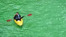 Sebuah perahu kayak melintasi Sungai Chicago yang berubah hijau pada peringatan hari Santo Patrick di Illinois, Sabtu (17/3). Hari raya Santo Patrick diperingati setiap tanggal 17 Maret yang diidentikkan dengan warna hijau. (Scott Olson/Getty Images/AFP)