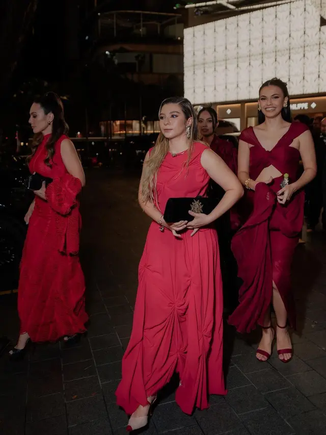 8 Gaya Kompak Wulan Guritno dan Shalom Razade yang Sering Dibilang Seumuran, Jadi Pasangan Ibu-Anak yang Terlihat Bestie