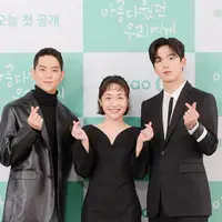 Para pemain drama Korea A Love So Beautiful. (Photo by Kakao, Courtesy of Netflix)