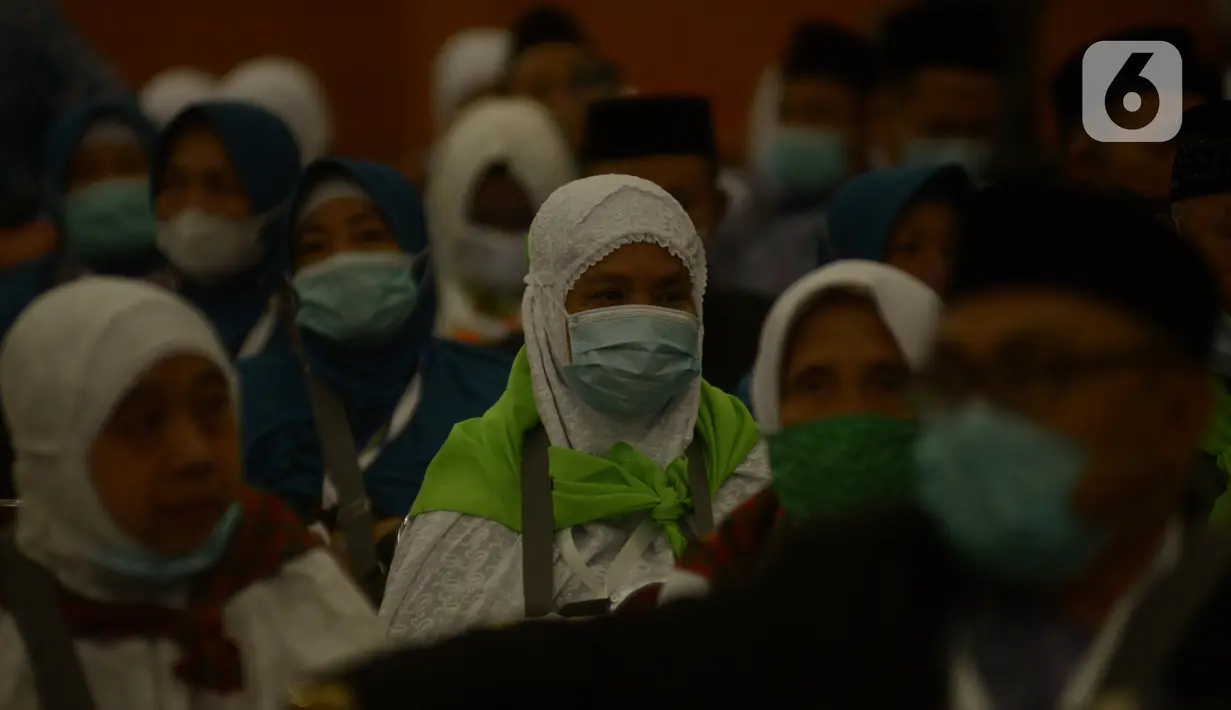 Jemaah calon haji kelompok terbang (kloter) 1 embarkasi haji Jakarta - Pondok Gede menunggu keberangkatan menuju Bandara Soekarno - Hatta di Asrama Haji Pondok Gede, Jakarta, Sabtu (4/6/2022) dini hari. Sebanyak 389 calon haji asal DKI Jakarta yang tergabung dalam kloter 1 embarkasi haji Jakarta - Pondok Gede diberangkatkan menuju tanah suci Arab Saudi melalui Bandara Internasional Soekarno - Hatta. (merdeka.com/Imam Buhori)