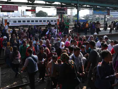 Aktifitas penumpang di stasiun Manggarai, Jakarta, Rabu (9/8). Penumpang KRL meningkat diakibatkan diberlakukannya sistem baru pelat nomor ganjil-genap kendaraan. (Liputan6.com/Angga Yuniar)
