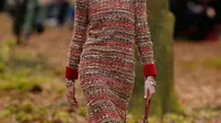 Model berjalan memperagakan busana kreasi Chanel untuk koleksi pakaian fall / winter 2018/2019 di Paris, Prancis (6/3). (AP Photo / Thibault Camus)