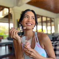 Aulia Sarah memiliki tawa yang manis ya. Sekali melihatnya bikin betah. (FOTO: instagram.com/owliasarah/)