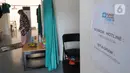 Seorang perempuan melaksanakan sholat di dalam Rumah Lawan COVID-19 (RLC) Serpong, Tangerang Selatan, Banten, Rabu (2/6/2021). RLC merawat lebih dari 60 pasien positif covid-19 yang melonjak drastis lebih dari 50 persen pasca lebaran. (merdeka.com/Arie Basuki)
