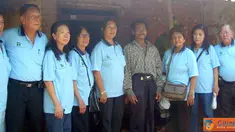 Citizen6, Ponorogo: Anggota Yayasan Bhakti Persatuan foto bersama salah satu penduduk yang mengalami gangguan jiwa.(Pengirim:Aprilia)