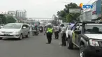 Tak hanya pemotor dan angkot yang berhenti sembarang, ojek online yang memarkirkan motor di trotoar juga tak luput dari tilang petugas.