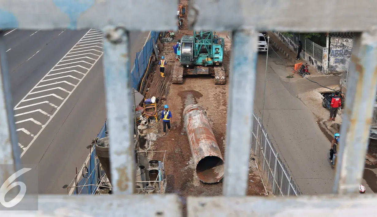 Pekerja menyelesaikan pembangunan proyek MRT di Jalan R. A Kartini, Lebak Bulus, Jakarta Selatan, Senin (4/4). Proyek yang memakan separuh badan jalan tersebut menyebabkan kemacetan, terutama saat jam sibuk. (Liputan6.com/Immanuel Antonius)