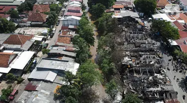 Foto udara lokasi kebakaran pemukiman di kawasan Manggarai, Jakarta, Minggu (18/12/2022). Kebakaran tersebut menghanguskan sekitar 50 rumah semi permanen yang ada di bantaran sungai Ciliwung. (Liputan6.com/Herman Zakharia)