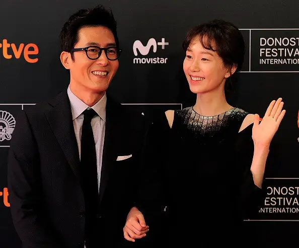 Perbedaan usia 17 tahun tak mengurungkan cinta Kim Joo Hyuk dan Lee Yoo Young. (Foto. Yibada)