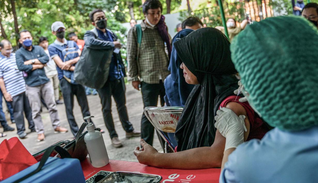 Hal ini dilakukan di tengah kekhawatiran akan lonjakan kasus Covid-19 selama liburan Natal dan Tahun Baru. (BAY ISMOYO/AFP)