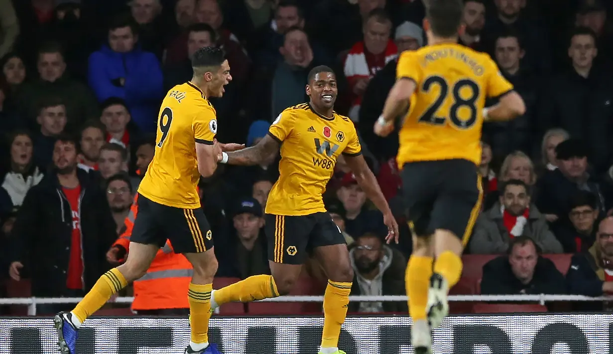 Gelandang Wolverhampton, Ivan Cavaleiro berhasil mencetak gol ke gawang Arsenal pada laga lanjutan Premier League, yang berlangsung Minggu (11/11) di stadion Emirates. Arsenal ditahan imbang Wolverhampton 1-1. (AFP/Daniel Olivas)