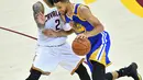 Pemain Warriors, Stephen Curry (30) berusaha membawa bola melewati pemain Cavaliers, Kyrie Irving pada gim keempat Final NBA 2017 di Quicken Loans Arena, Ohio (9/6). Cavaliers menghajar Golden State Warriors 137-116. (Jason Miller/Getty Images/AFP)