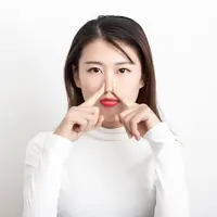 ilustrasi perempuan menutup hidung/HelloRF Zcool/Shutterstock