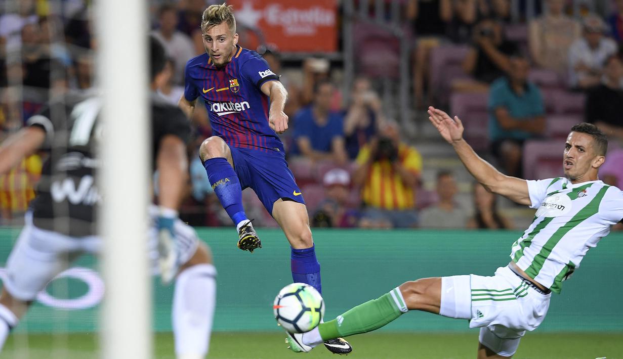 Gerard Deulofeu. Striker Spanyol berusia 28 tahun yang sejak tengah musim 2020/2021 membela Udinese ini tercatat pernah 2 periode membela Barcelona. Pada periode kedua, eks penghuni Akademi La Masia ini didatangkan dari Everton pada awal musim 2017/2018 dengan nilai transfer 12 juta euro. Ia hanya tampil 1 musim di periode keduanya bersama Barcelona di mana pada setengah musim terakhir ia dipinjamkan ke Watford dan akhirnya dipermanenkan di musim berikutnya. Bersama Barcelona ia hanya tampil dalam 23 laga di semua ajang bareng Barcelona dengan torehan 2 gol dan 2 assist. (AFP/Lluis Gene)