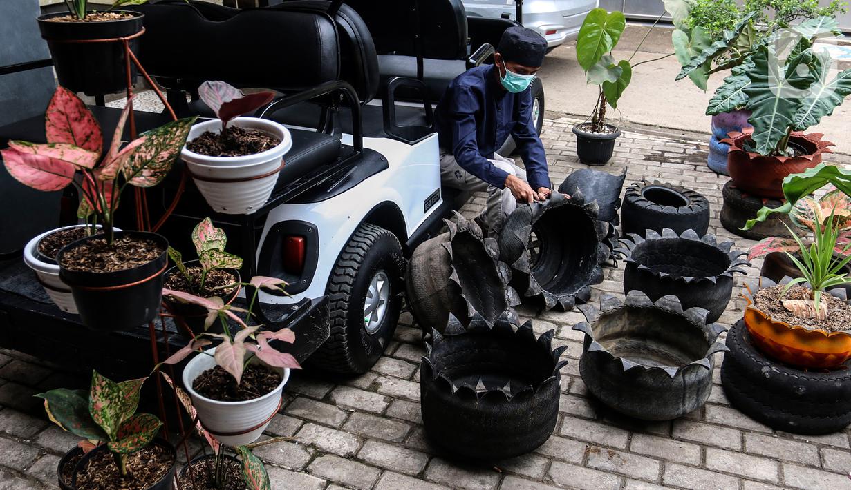 FOTO Ban Bekas  Disulap Jadi Pot  Bunga Cantik Bisnis 