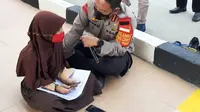 Polres Metro Jakarta Pusat bagikan 100 modem gratis kepada masyarakat sekitar. Modem tersebut nantinya digunakan untuk membantu kegiatan belajar mengajar. (Habibi/Merdeka.com)