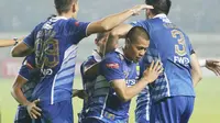 Pemain Persib Bandung Tantan bersujud usai mencetak gol ke gawang Bali United pada laga semifinal Piala Torabika Bayangkara di Stadion Si Jalak Harupat, Bandung, Rabu (30/3/2016). (Bola.com/NIcklas Hanoatubun)