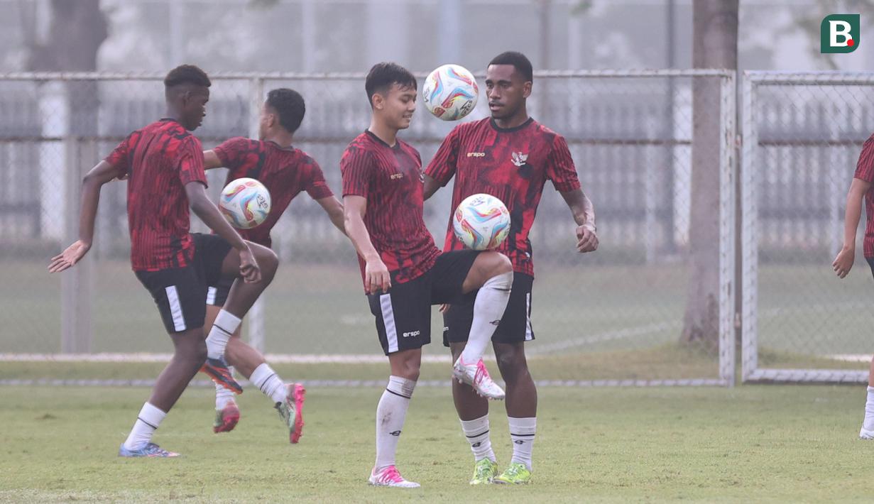 Dua pemain Timnas Indonesia U-20, Iqbal Gwijangge (kanan) dan Riski Afrisal mengontrol bola dalam sesi latihan terakhir di Lapangan ABC, Kompleks Gelora Bung Karno (GBK), Senayan, Jakarta, Jumat (24/5/2024) pagi, menjelang keberangkatan ke Italia untuk pemusatan latihan (TC) di Como dan selanjutnya mengikuti Toulon Tournament 2024 di Prancis. (Bola.com/Abdul Aziz)
