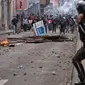 Polisi anti huru hara saat menghadapi demonstran selama bentrokan di Quito (7/10/2019). Para demonstran memprotes terhadap keputusan Presiden Ekuador Lenin Moreno yang mencabut subsidi bahan bakar. (AFP Photo/Cristina Vega)