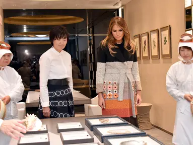 Ibu Negara AS Melania Trump (kedua kanan) didampingi Istri PM Jepang,  Akie Abe (ketiga kanan) melihat mutiara di Mikimoto Ginza Main Store, distrik Ginza, Tokyo (5/11). (AFP Photo/Pool/Katsumi Kasahara)