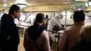 Pengunjung melihat instalasi lilin dokter dan tentara yang terluka di ruang operasi di Rock Nuclear Bunker Museum, Budapest, Hungaria, 14 Oktober 2022. Sebanyak 14 dari 30 negara anggota NATO akan ikut serta dalam latihan nuklir tahunan. (AP Photo/Anna Szilagyi, File)