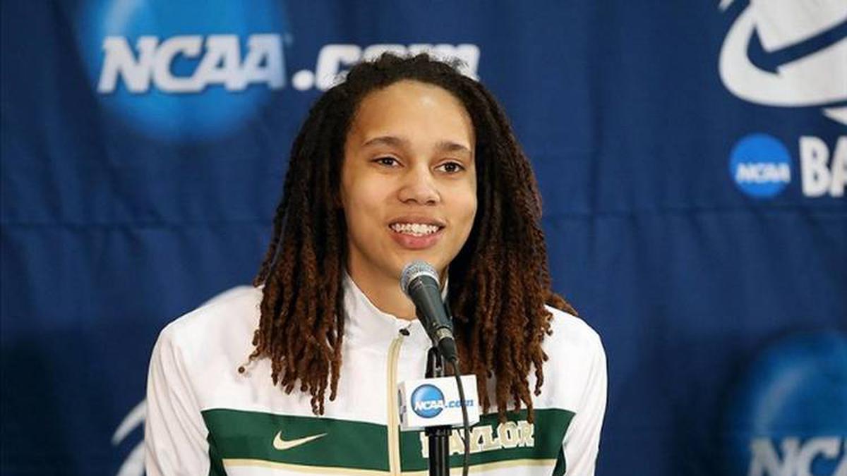 Berita yang mengejutkan datang dari dunia olahraga Amerika Serikat kemarin. Brittney Griner, pemain basket profesional ternama, mengumumkan kelahiran anak laki-lakinya. Berita ini langsung membuat gegar di media sosial dan membuat fans serta penggemar olahraga Amerika Serikat merasa terkejut.