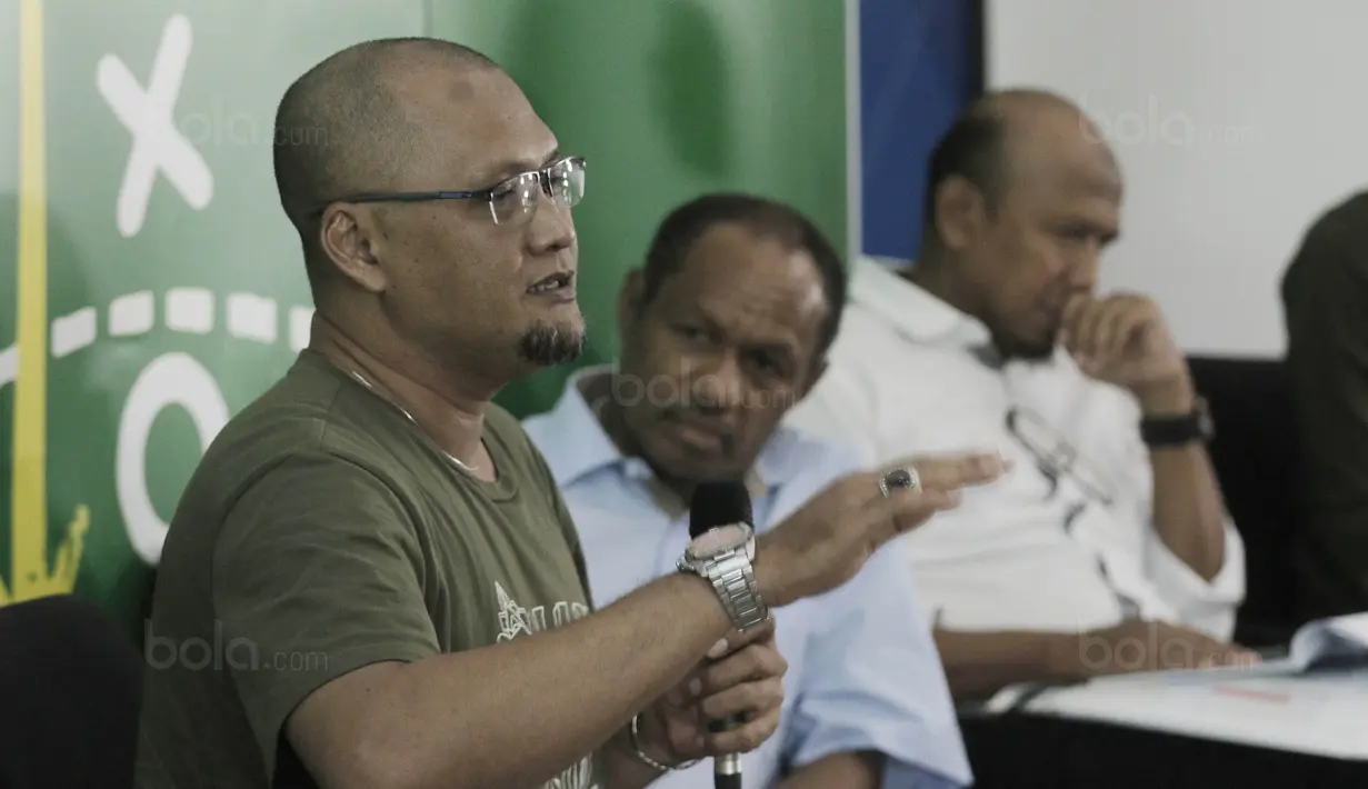 Pilar Timnas saat juara Sea Games 1991, Sudirman, saat mengisi acara diskusi Bincang Taktik di Gedung KMK Online, Jakarta, Kamis (10/8/2017). Diskusi mengangkat tema "Mengembalikan Tradisi Emas Sepak Bola SEA Games". (Bola.com/M Iqbal Ichsan)