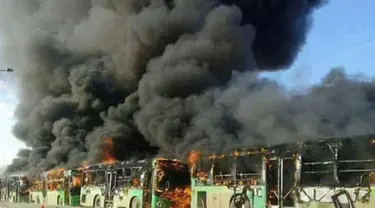 Bus-bus yang sedang dalam perjalanan ke al-Foua dan Kefraya diserang dan dibakar oleh kelompok pemberontak di dekat Idlib, Suriah, Minggu (18/12). Bus itu sedianya untuk mengevakuasi warga yang sakit dan terluka di Aleppo timur. (SANA/Handout via REUTERS)