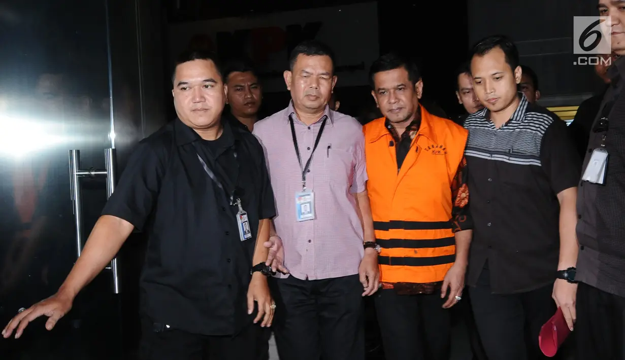 Bupati Nganjuk Taufiqurrahman (kedua kanan) keluar gedung KPK Jakarta, Kamis (26/10). Taufiqurrahman ditahan KPK melalui OTT terkait dugaan suap perekrutan dan pengelolaan ASN/PNS di Kabupaten Nganjuk. (Liputan6.com/Helmi Fithriansyah)