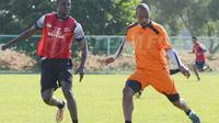 Mantan pemain Persipura Jayapura, Lancine Kone mengikuti latihan perdana dengan klub asal Malaysia, T-Team, Sabtu (26/12/2015). (Facebook)
